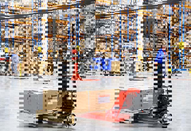 Wegende palletwagen van RAVAS in een magazijn