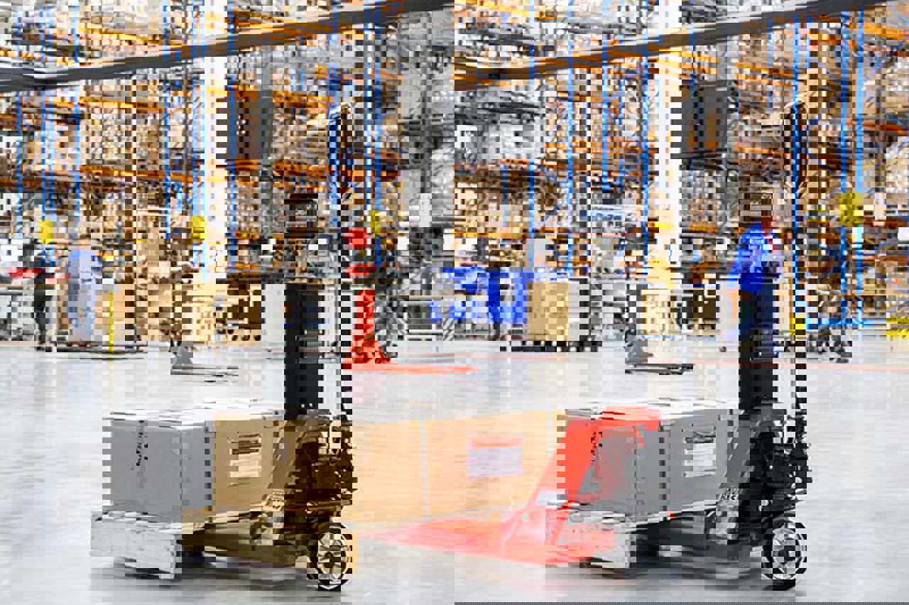 Wegende palletwagen van RAVAS in een magazijn