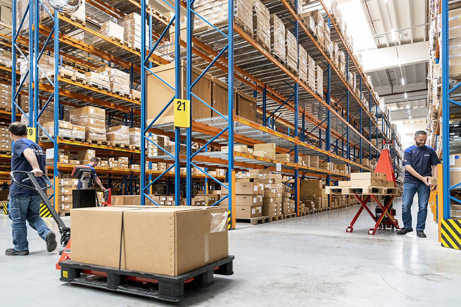 13 RAVAS Scissor Lift - hand pallet truck - warehouse - several persons.jpg