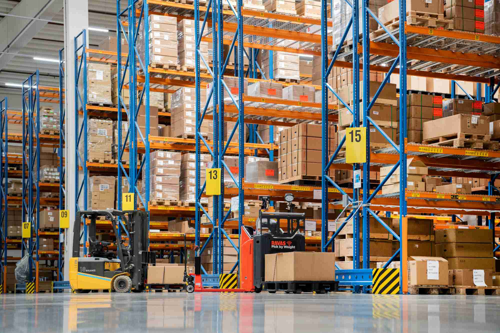 01 Warehouse Overview Pick By Weight Hand Pallet Truck Iforks (1)