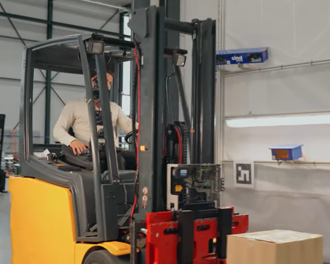 Mobile weighing and dimensioning